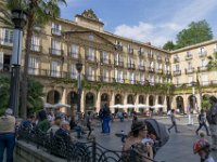 Der Plaza Nueva ist voller Menschen von jung bis alt.